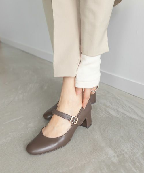 【新品未使用】Aga スムース レザー パンプス ストラップ ローヒール 新品未使用】Aga スムース レザー パンプス ストラップ