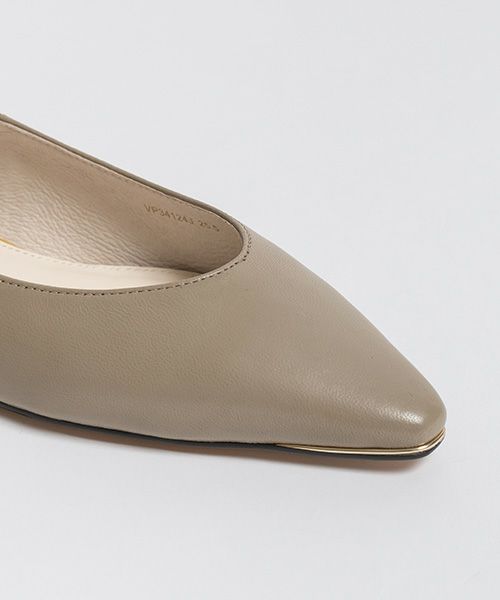 50%OFF】レザーゴールドパーツフラットパンプス | A de Vivre