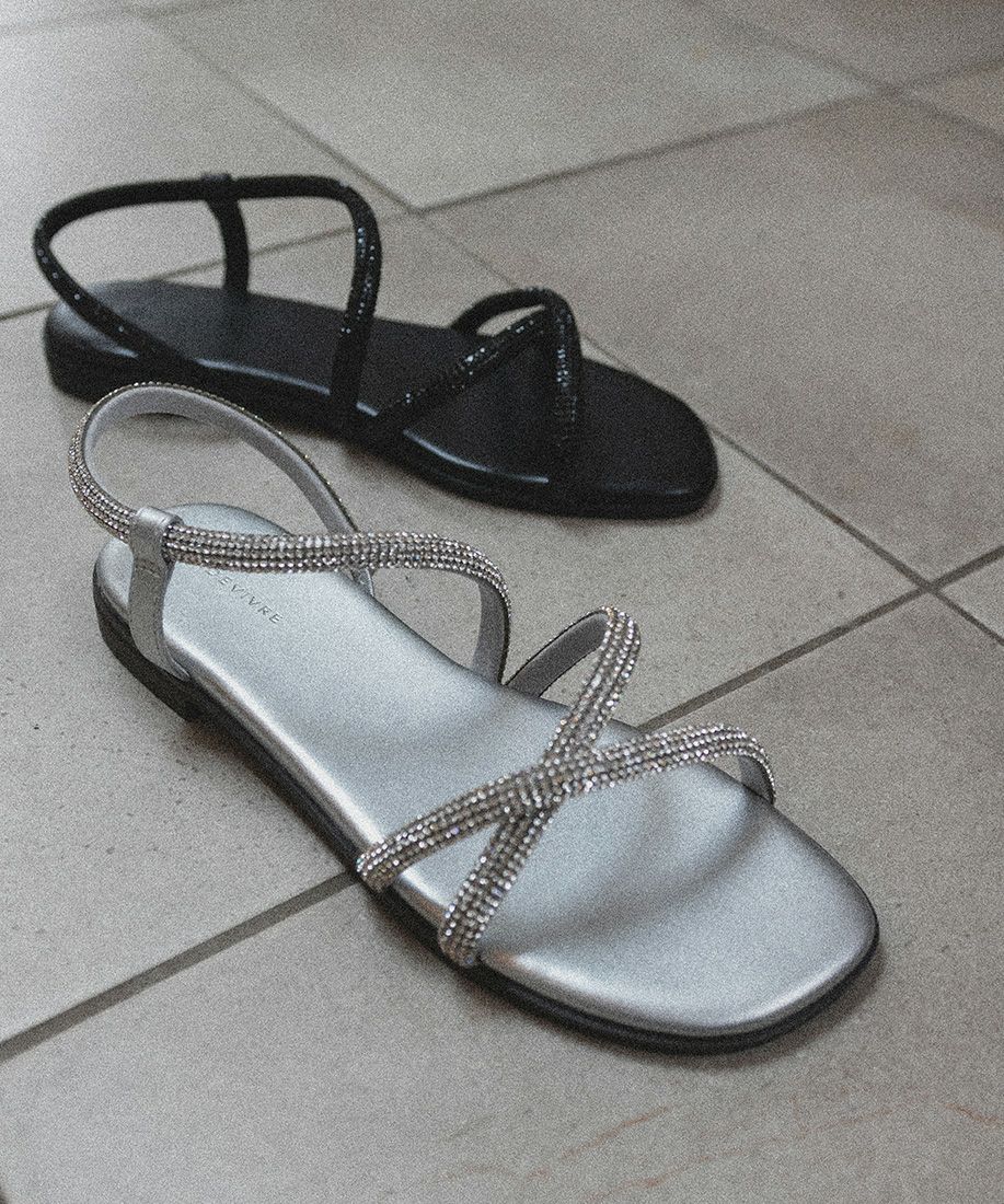 サステナブル ラインストーンフラットサンダル | A de Vivre（アドゥ
