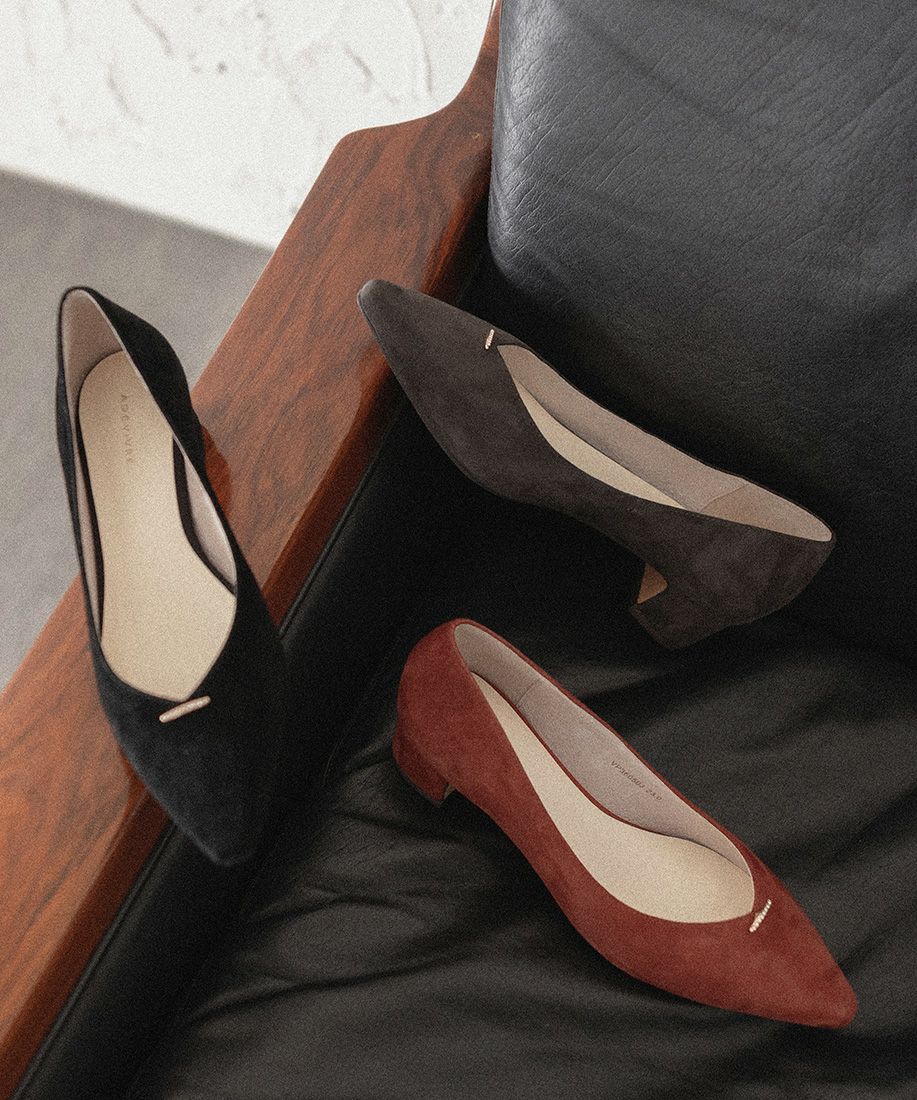 レザー ビジューバースエードパンプス | A de Vivre（アドゥ